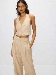 Kamizelka z dekoltem halter - beżowy. Brązowe kamizelki damskie Reserved, l, z tkaniny, krótkie. W wyprzedaży za 39.99 zł.