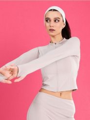 Rozpinana sportowa bluza ze stójką i otworami na kciuki Gym Hard - kremowy. Białe bluzy bez kaptura damskie Sinsay, l, bez wzorów, bez ramiączek, bez kaptura. Za 49.99 zł.