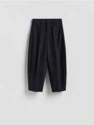 Spodnie barrel leg - czarny. Czarne spodnie materiałowe damskie Reserved, bez wzorów, z bawełny. Za 129.99 zł.