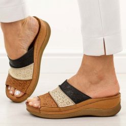 Brązowe skórzane klapki damskie na koturnie T.Sokolski 172. Brązowe klapki damskie Sokolski, bez wzorów, z jeansu, bez obcasa, na koturnie. Za 239.00 zł.