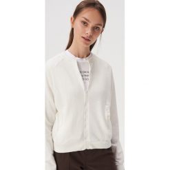 Strukturalna bluza bomber - Kremowy. Białe bluzy bez kaptura damskie Sinsay, l. Za 49.99 zł.