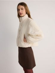 Kurtka bomber oversize z ociepleniem - złamana biel. Kurtki damskie Reserved, l, bez wzorów, z tkaniny, bez kaptura. W wyprzedaży za 99.99 zł.