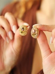 L'Atelier de Gaia Pozłacane kolczyki-wkrętki rozmiar: onesize. Żółte kolczyki damskie L'Atelier de Gaia, z perłą, pozłacane. Za 43.99 zł.