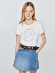 Koszulka dziewczęca z nadrukiem biała Bettarca 100. Białe koszulki dziewczęce Big Star, bez wzorów, z dzianiny, bez ramiączek. Za 59.99 zł.