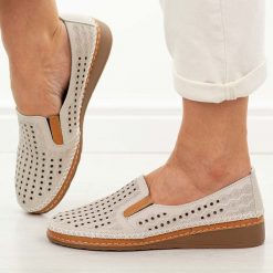 Beżowe skórzane półbuty damskie Vinceza 95395. Brązowe półbuty damskie VINCEZA, w ażurowe wzory, z jeansu, eleganckie, z okrągłym noskiem, bez obcasa, na płaskiej podeszwie. Za 219.00 zł.