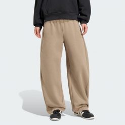 Polarowe spodnie Essentials Contemporary typu barrel. Zielone spodnie materiałowe damskie Adidas, bez wzorów, z bawełny. Za 239.00 zł.