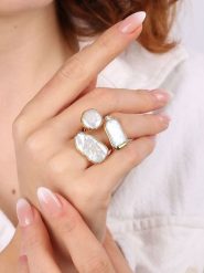 L'Atelier de Gaia Pozłacany pierścionek z perłami rozmiar: onesize. Białe pierścionki damskie L'Atelier de Gaia, z perłą, pozłacane. Za 104.64 zł.