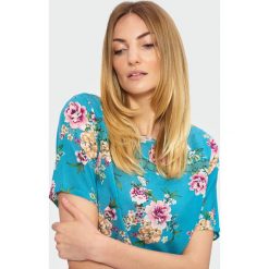 Bluzka z motywem kwiatowym. Bluzki damskie Greenpoint, bez wzorów, z wiskozy, bez kołnierzyka, bez ramiączek. Za 39.99 zł.