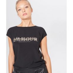 Koszulka z wężowym nadrukiem - Czarny. Czarne t-shirty damskie Mohito, l, bez wzorów, bez kołnierzyka. Za 59.99 zł.