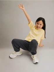 Bawełniany t-shirt - żółty. Żółte koszulki dziewczęce Reserved, bez wzorów, z bawełny, bez ramiączek. Za 19.99 zł.