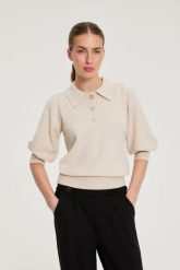 Sweter z krótkimi rękawami beżowy. Brązowe swetry klasyczne damskie MOODO, l, z poliamidu, bez kołnierzyka. Za 109.99 zł.
