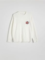 Sweter ze świątecznym motywem - biały. Białe swetry męskie Reserved, l, bez wzorów, z bawełny, bez kołnierzyka. W wyprzedaży za 39.99 zł.