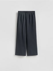 Spodnie z zakładkami - ciemnoszary. Szare spodnie materiałowe damskie Reserved, bez wzorów, z bawełny. Za 119.99 zł.