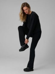 4F Legginsy z rozszerzanymi nogawkami damskie - czarne L. Czarne legginsy damskie 4f, l, bez wzorów, z dzianiny. Za 129.99 zł.