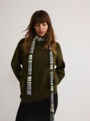 Wzorzysty szalik - wielobarwny. Szaliki i kominy damskie Reserved, bez wzorów. W wyprzedaży za 17.99 zł.