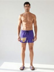 Szorty kąpielowe z nadrukiem NBA Los Angeles Lakers - fioletowy. Fioletowe szorty sportowe męskie Sinsay, l. Za 39.99 zł.