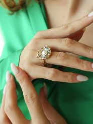 L'Atelier de Gaia Pozłacany pierścionek z perłą i kamieniami szlachetnymi rozmiar: onesize. Niebieskie pierścionki damskie L'Atelier de Gaia, z cyrkonią, pozłacane. Za 39.99 zł.