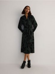 Koszulowa sukienka midi z wiskozy - ciemnozielony. Zielone sukienki damskie Reserved, l, bez wzorów, z wiskozy, bez kołnierzyka, bez ramiączek, midi, koszulowe. W wyprzedaży za 109.99 zł.