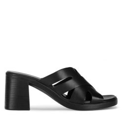 Klapki Lasocki. Czarne klapki damskie Lasocki, bez wzorów, bez obcasa. Za 179.99 zł.