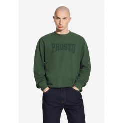 Bluza sportowa męska Prosto College bez kaptura. Zielone bluzy bez kaptura męskie Prosto., bez wzorów, sportowe, bez kołnierzyka, bez ramiączek. W wyprzedaży za 179.99 zł.