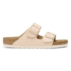 Klapki damskie BIRKENSTOCK ARIZONA BF NEW BEIGE. Brązowe klapki damskie Birkenstock, bez wzorów, bez obcasa. Za 299.99 zł.