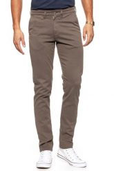 WRANGLER SPODNIE MĘSKIE CHINO TEAK W16LRN455 112127320. Brązowe spodnie materiałowe męskie Wrangler, bez wzorów, z materiału. W wyprzedaży za 89.99 zł.