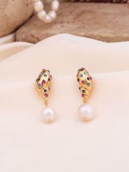 Pierres de Jade Pozłacane kolczyki-wkrętki z perłami i cyrkoniami rozmiar: onesize. Białe kolczyki damskie Pierres de Jade, z cyrkonią, pozłacane. Za 43.99 zł.