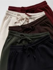 Spodnie long leg - beżowy. Brązowe spodnie materiałowe damskie Reserved, bez wzorów, z dzianiny. Za 119.99 zł.