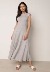 Szara Rozkloszowana Bawełniana Sukienka Dzianinowa Mahanaim. Szare sukienki damskie Born2be, do pracy, l, w ażurowe wzory, z bawełny, biznesowe, bez kołnierzyka, bez ramiączek, maxi, proste. Za 169.99 zł.