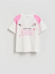 T-shirt z sportowym nadrukiem - złamana biel. Koszulki dziewczęce Reserved, bez wzorów, z bawełny, bez ramiączek. Za 45.99 zł.