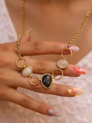 L'Atelier de Gaia Pozłacany naszyjnik z elementami ozdobnymi - dł. 50 cm rozmiar: onesize. Czarne naszyjniki damskie L'Atelier de Gaia, pozłacane. Za 73.99 zł.