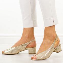 Złote s160 skórzane Polskie sandały damskie Prestige 2308/obl. Żółte sandały damskie Prestige, bez wzorów, ze skóry, bez obcasa, na obcasie. Za 429.00 zł.