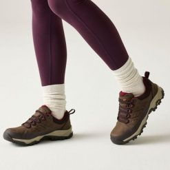 Damskie buty Blake Low. Brązowe obuwie trekkingowe damskie Regatta. Za 379.50 zł.
