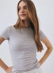 Bawełniany t-shirt slim fit - jasnoszary. Szare t-shirty damskie Reserved, l, bez wzorów, z bawełny, bez kołnierzyka. W wyprzedaży za 19.99 zł.