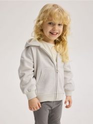 Brokatowa bluza z kapturem - jasnoszary. Szare bluzy i bluzki niemowlęce Reserved, bez wzorów, z bawełny, bez ramiączek, z kapturem. W wyprzedaży za 35.99 zł.