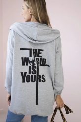 Bluza z nadrukiem "The world is yours" szara. Szare bluzy z kapturem damskie KESI, l, z bawełny. Za 238.37 zł.