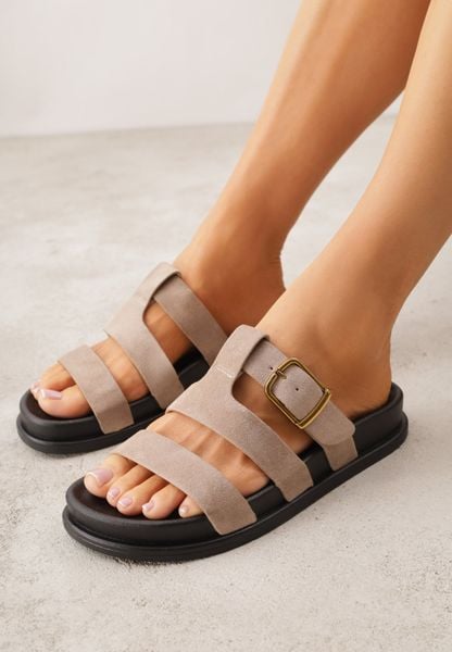 Ciemnobeżowe Klapki z Geometryczną Cholewką i Klamrą z Boku Endrita. Brązowe klapki damskie Born2be, bez wzorów, z jeansu, bez obcasa, na płaskiej podeszwie. Za 69.99 zł.