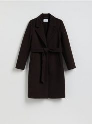 Płaszcz z wiązanym paskiem - ciemnobrązowy. Brązowe płaszcze damskie Reserved, l, bez wzorów, z dzianiny. Za 159.99 zł.