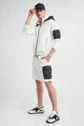 Spodenki dresowe męskie EMPORIO ARMANI. Szorty męskie Emporio Armani, z dresówki, bez kołnierzyka. W wyprzedaży za 879.20 zł.