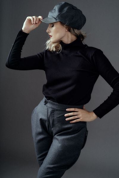 Golf Kosmopolitka Czarny. Czarne golfy damskie Hultaj Polski, l, bez wzorów, z bawełny, bez ramiączek. Za 249.00 zł.