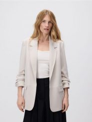 Marynarka z marszczonymi rękawami - beżowy. Brązowe marynarki i żakiety damskie Reserved, l, bez wzorów, z dzianiny. Za 139.99 zł.