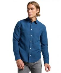 MESKA KOSZULA LEE PATCH SHIRT ORION BLUE 112364107. Niebieskie koszule męskie Lee, l, bez wzorów, bez kołnierzyka, bez ramiączek. Za 169.99 zł.