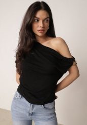 Czarna Asymetryczna Bluzka z Wiskozy z Metaliczną Ozdobą i Marszczeniem Orinlea. Czarne bluzki damskie Born2be, m, z aplikacjami, z jeansu, eleganckie, z asymetrycznym kołnierzem, bez ramiączek. Za 99.99 zł.