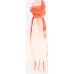 Vero Moda - Szalik. Czerwone szaliki i kominy damskie Vero Moda, bez wzorów, z dzianiny. W wyprzedaży za 24.90 zł.