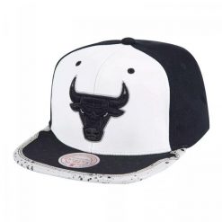 Czapka z daszkiem unisex koszykarska Mitchell & Ness Chicago Bulls czarno-biała. Białe czapki męskie Mitchell & Ness, bez wzorów, z materiału. Za 179.00 zł.