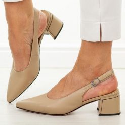 Beżowe skórzane czółenka damskie Cambell 98335. Brązowe czółenka damskie Cambell, bez wzorów, ze skóry, bez obcasa, na obcasie. Za 239.00 zł.