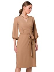 Stylove Sukienka w kolorze beżowym rozmiar: M. Brązowe sukienki damskie Stylove, m, bez wzorów, z tkaniny, bez kołnierzyka, bez ramiączek, midi, kopertowe. Za 158.10 zł.