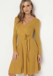 Żółta Sukienka Dzianinowa i Rozkloszowana z Kopertowym Dekoltem Hagdeh. Żółte sukienki damskie Born2be, l, bez wzorów, z dzianiny, bez kołnierzyka, bez ramiączek, midi, kopertowe. Za 69.99 zł.
