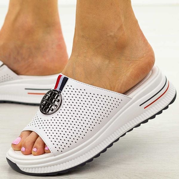 Białe ażurowe skórzane klapki damskie Cambell 07305. Białe klapki damskie Cambell, w ażurowe wzory, z jeansu, bez obcasa. Za 199.00 zł.