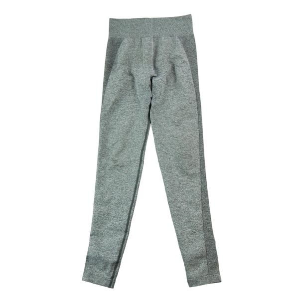 Second life - Legginsy damskie Gymshark do jogi i fitnessu - Stan bardzo dobry. Szare legginsy damskie Gymshark, l, bez wzorów, z materiału. Za 106.46 zł.